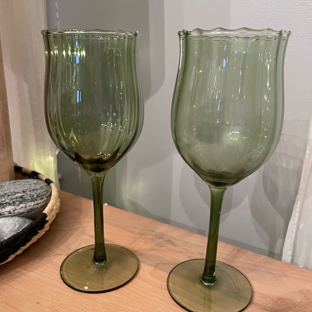 🍷Set of 4 Elegant Green Wine Glasses - Picture 7 of 11